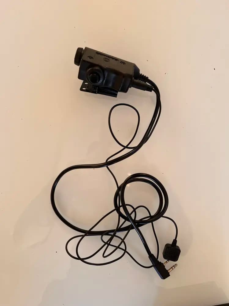 Produktbild för EARMOR PTT TACTICAL MED EXTRA KNAPP