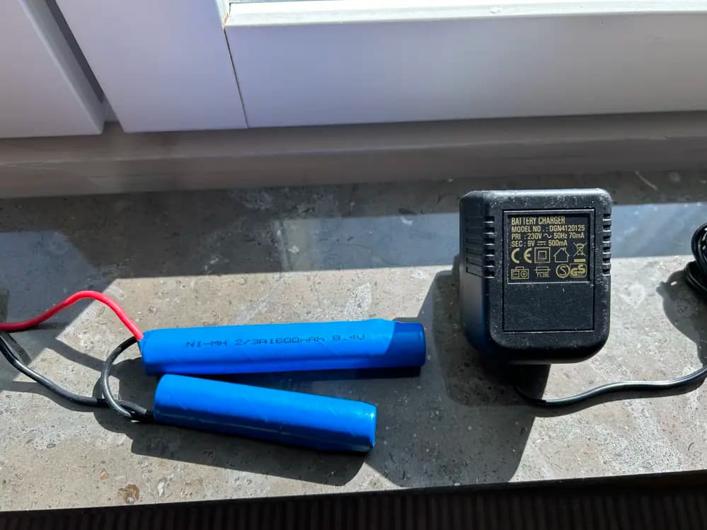 Produktbild för NihM-batteri 1600 mAh med laddare 